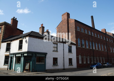 Le Milestone a réaménagé un pub d'angle et une ancienne usine transformée en maisons à Kelham Island Sheffield, en Angleterre. Restaurant de pub gastronomique Banque D'Images