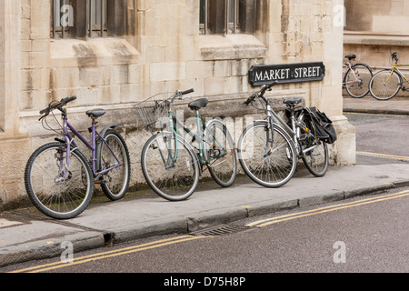 Les vélos appuyé contre un mur Banque D'Images