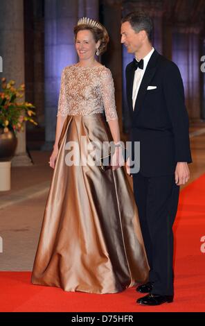 Sophie, Princesse héréditaire de Liechtenstein et Alois, Prince héréditaire et Régent de Liechtenstein arrivent pour le dîner de la Reine au Rijksmuseum à Amsterdam, Pays-Bas, 29 avril 2013. Le dîner aura lieu au musée à l'invitation de Sa Majesté la Reine à l'occasion de la cérémonie d'abdication et royale. Photo : Britta Pedersen/dpa Banque D'Images