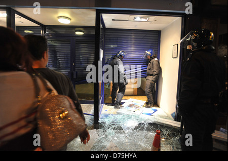 Les agents de police recherchez une boutique de téléphonie mobile comme l'attaque des émeutiers boutiques et des biens pendant une agitation dans le nord de Londres Camden Town Banque D'Images