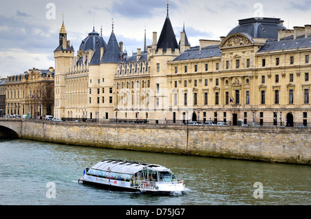 La Conciergerie et la Seine Paris France Banque D'Images