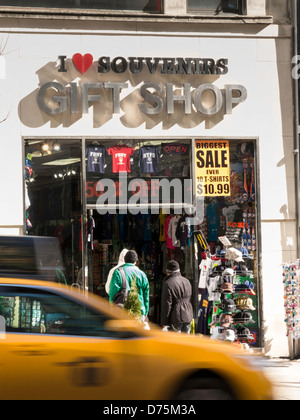 Le trafic de rue et de trottoir en face de I Love NY Boutique de souvenirs, NYC Banque D'Images