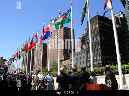 Le drapeau du Soudan du Sud (C) vole à l'extérieur de l'Organisation des Nations Unies, après une cérémonie de lever du drapeau le jour de l'Assemblée Générale Banque D'Images