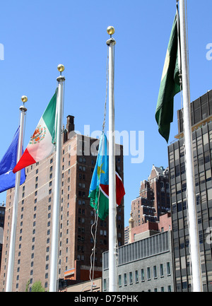 Le drapeau du Soudan du Sud (C) vole à l'extérieur de l'Organisation des Nations Unies, après une cérémonie de lever du drapeau le jour de l'Assemblée Générale Banque D'Images