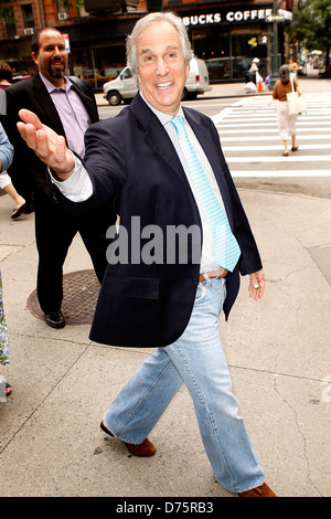 Henry Winkler laissant ABC studios après être apparu sur "Live with Regis and Kelly" New York City, USA - 13.07.11 Banque D'Images