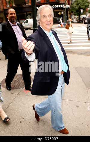 Henry Winkler laissant ABC studios après être apparu sur "Live with Regis and Kelly" New York City, USA - 13.07.11 Banque D'Images