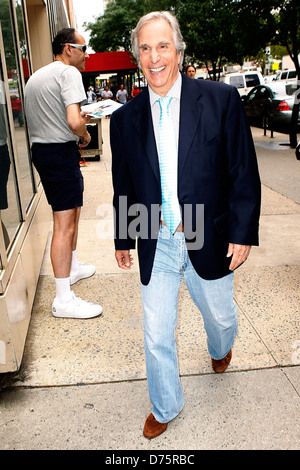 Henry Winkler laissant ABC studios après être apparu sur "Live with Regis and Kelly" New York City, USA - 13.07.11 Banque D'Images