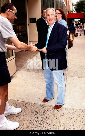 Henry Winkler laissant ABC studios après être apparu sur "Live with Regis and Kelly" New York City, USA - 13.07.11 Banque D'Images