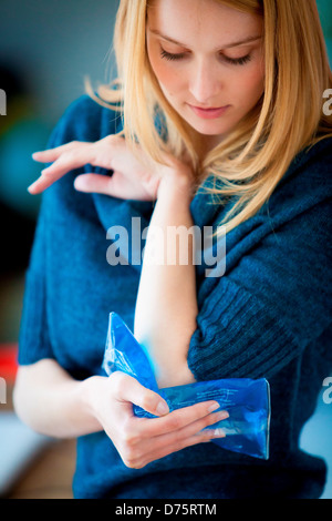 Femme à l'aide d'un chaud-froid de gel pour le traitement de la douleur. releive Banque D'Images