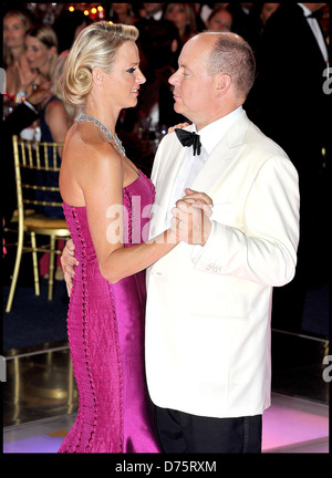 Albert II, Prince de Monaco et la Princesse Charlene de Monaco 63e Bal de la Croix Rouge de la danse, qui a eu lieu à Monte Carlo Sporting Club Banque D'Images