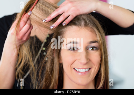 Coiffure - salon de coiffure cheveux coupe, un client reçoit une coupe Banque D'Images