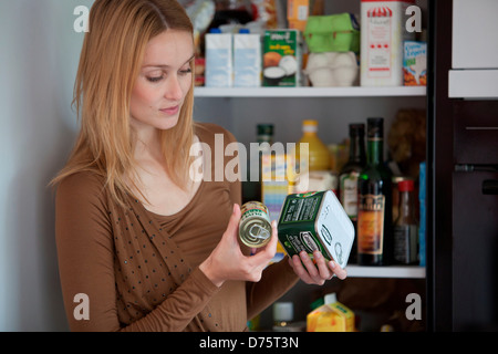 Femme contrôle de la composition et la valeur nutritive. Banque D'Images