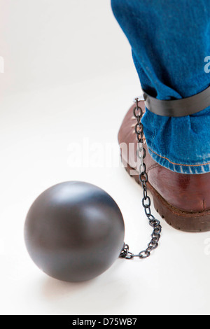 Balle et de la chaîne attachée à la cheville d'un homme. Banque D'Images