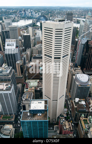 Vue nord de la Tour de Sydney, les yeux montrant le MLC Centre et le Sydney Harbour Bridge. Banque D'Images