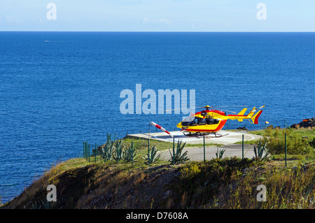 Hélicoptère EC-145 sur une aire d'atterrissage sur la mer Méditerranée en arrière-plan,Côte Vermeille, Roussillon, France Banque D'Images