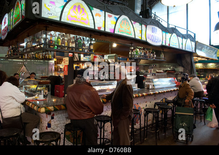 Une boutique ou d'une cabine à l'intérieur du marché La Boqueria, Barcelona Tapas Bar Banque D'Images