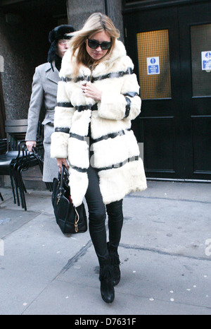 Kate Moss a le déjeuner dans un restaurant dans le quartier de Mayfair et puis retourne à son hôtel à Londres, Angleterre - 03.02.12 Banque D'Images