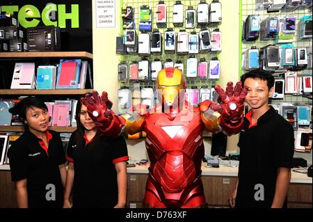 Surabaya, Indonésie. Le 28 avril 2013. Une réplique de l'American super héros, Iron Man, dans l'action pour divertir les visiteurs Plaza Marina, gadgets et centre commercial de l'électronique à Surabaya. Iron Man 3 est en plein essor en Indonésie, presque dans chaque spectacle, des centaines de spectateurs particulièrement aux enfants la queue pour voir le film. (Photo de Robertus/Pudyanto AFLO/Alamy Live News) Banque D'Images