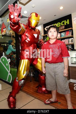 Surabaya, Indonésie. Le 28 avril 2013. Une réplique de l'American super héros, Iron Man, dans l'action pour divertir les visiteurs Plaza Marina, gadgets et centre commercial de l'électronique à Surabaya. Iron Man 3 est en plein essor en Indonésie, presque dans chaque spectacle, des centaines de spectateurs particulièrement aux enfants la queue pour voir le film. (Photo de Robertus/Pudyanto AFLO/Alamy Live News) Banque D'Images