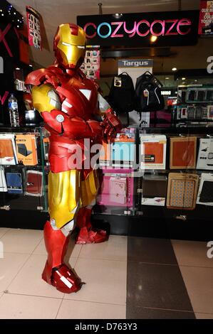 Surabaya, Indonésie. Le 28 avril 2013. Une réplique de l'American super héros, Iron Man, dans l'action pour divertir les visiteurs Plaza Marina, gadgets et centre commercial de l'électronique à Surabaya. Iron Man 3 est en plein essor en Indonésie, presque dans chaque spectacle, des centaines de spectateurs particulièrement aux enfants la queue pour voir le film. (Photo de Robertus/Pudyanto AFLO/Alamy Live News) Banque D'Images