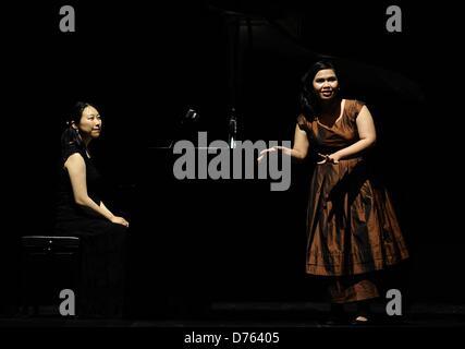 Le 28 avril 2013, Jakarta, Indonésie - Kanako Inoue (L), le pianiste japonais, l'exécution en concert de musique classique intitulé autour du monde, collaborant avec Bernadeta Astari (R) indonésien (soliste) à Durasim Cak bâtiment. (Photo de Robertus/Pudyanto AFLO) Banque D'Images