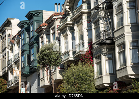 Maisons en rangée North Beach San Francisco Californie // SAN FRANCISCO — maisons en rangée distinctives bordent une rue dans le quartier de North Beach. North Beach, historiquement connu sous le nom de quartier italien de San Francisco, s'est développé comme une importante zone de peuplement d'immigrants à la fin du XIXe siècle et au début du XXe siècle. Le quartier se caractérise par sa collection dense d'architecture résidentielle victorienne et édouardienne, dont une grande partie a été reconstruite après le tremblement de terre et l'incendie de 1906. North Beach se trouve à côté de Telegraph Hill et est délimitée par le quartier financier au sud et Fisherman's Wharf à T. Banque D'Images