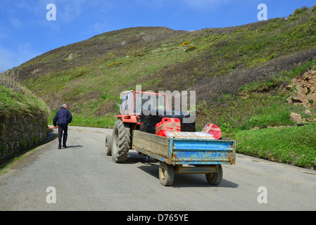 Tracteur et remorque transportant des fournitures jusqu'Harbour Hill, une plus grande Sark, Sark, bailliage de Guernesey, Channel Islands Banque D'Images