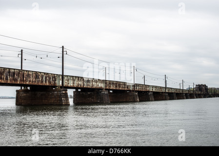 Long Bridge Rail Bridge Washington DC // WASHINGTON DC — le long Bridge, qui fait partie du complexe de ponts de la 14e rue, transporte le trafic ferroviaire à travers le fleuve Potomac entre Washington DC et Arlington, Virginie. Le pont constitue un maillon essentiel du réseau régional de transport ferroviaire. C'est l'une des cinq travées qui traversent le Potomac à cet endroit, reliant la capitale de la nation à la Virginie du Nord. Banque D'Images