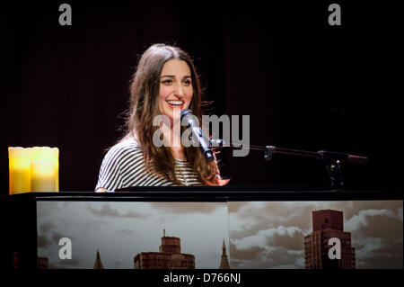 29 avril 2013 - Toronto, Ontario, Canada - le chanteur-compositeur et pianiste de Sara Bareilles effectué et tous au Phoenix Theatre, à Toronto, dans le cadre de sa tournée 'Courage : Spécial en solo par Sara Bareilles' (crédit Image : © Vidyashev ZUMAPRESS.com)/Igor Banque D'Images