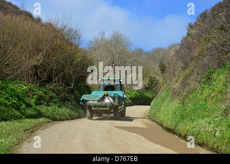 Tracteur et remorque transportant des fournitures jusqu'Harbour Hill, une plus grande Sark, Sark, bailliage de Guernesey, Channel Islands Banque D'Images