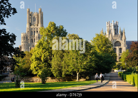 Cathédrale d'Ely, Cambridgeshire, Angleterre. La tour ouest (à gauche) et l'Octogone vu du sud Banque D'Images