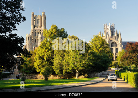 Cathédrale d'Ely, Cambridgeshire, Angleterre. La tour ouest (à gauche) et l'Octogone vu du sud Banque D'Images