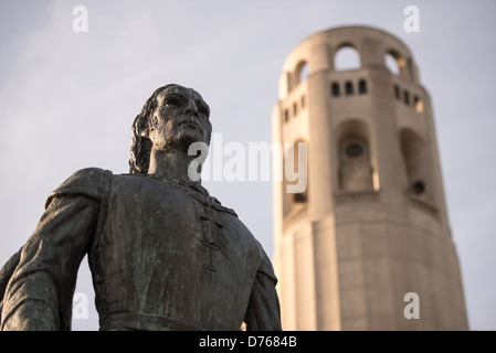 SAN FRANCISCO, Californie, États-Unis — Une statue en bronze de Christophe Colomb par le sculpteur Vittorio Colbertaldo se tient bien en vue au premier plan, tandis que l'emblématique Coit Tower s'élève au sommet de Telegraph Hill en arrière-plan. Cette juxtaposition met en valeur deux époques distinctes de l'histoire de San Francisco : la statue de l'explorateur représentant le passé maritime de la ville, et la Coit Tower Art Déco, construite en 1933, symbolisant le développement et le patrimoine architectural de la ville au XXe siècle. Banque D'Images