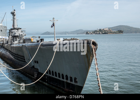 Dans l'avant-plan est le USS Pampanito (SS-383), ouvert au public et amarré sur le San Francisco Fisherman's Wharf. Dans l'arrière-plan est l'île d'Alcatraz au milieu de la baie de San Francisco. Banque D'Images