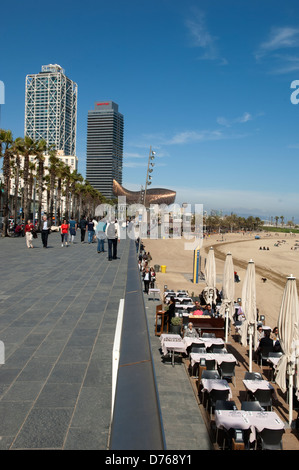 La Promenade et la sculpture moderne et le bâtiment par le Port Olympique, Barcelone Banque D'Images