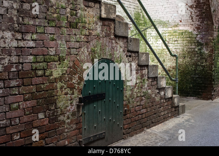 SAN FRANCISCO, Californie - un tunnel souterrain au sous-sol du bâtiment 64 dans la célèbre ancienne prison d'Alcatraz, sur l'île d'Alcatraz dans la baie de San Francisco. Connu pour ses détenus célèbres et ses inescapacités ruses, Alcatraz est aujourd'hui une attraction touristique importante et un site du service du parc national, offrant un aperçu du système carcéral et des événements historiques du 20th siècle. Banque D'Images