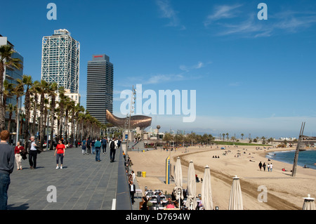 La Promenade et la sculpture moderne et le bâtiment par le Port Olympique, Barcelone Banque D'Images