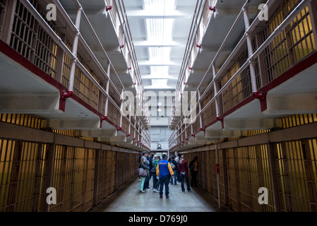 SAN FRANCISCO, Californie - à l'intérieur du bloc cellulaire où se trouvaient les cellules du détenu dans la prison d'Alcatraz sur l'île d'Alcatraz, dans la baie de San Francisco. Connu pour ses détenus célèbres et ses inescapacités ruses, Alcatraz est aujourd'hui une attraction touristique importante et un site du service du parc national, offrant un aperçu du système carcéral et des événements historiques du 20th siècle. Banque D'Images