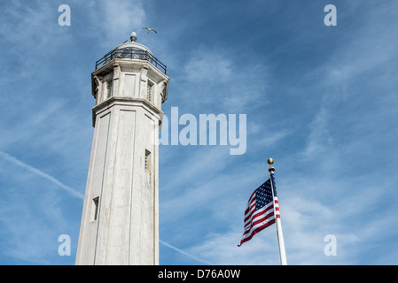 Phare de l'île d'Alcatraz San Francisco Californie / SAN FRANCISCO, Californie — le phare de l'île d'Alcatraz se trouve en bonne place dans la baie de San Francisco. Construit en 1854, il a été le premier phare construit sur la côte ouest des États-Unis et a servi d'aide à la navigation cruciale pour les navires entrant dans la baie. L'île d'Alcatraz, située à environ 1,25 kilomètres au large de San Francisco, est largement connue pour abriter l'ancien pénitencier fédéral qui a fonctionné de 1934 à 1963. L'île fait maintenant partie de la Golden Gate National Recreation Area et sert de destination touristique populaire. Le phare Banque D'Images