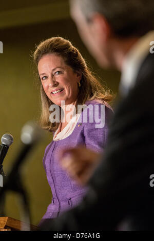 Elizabeth Colbert Busch le candidat démocrate pour le siège du Congrès ouvert à l'écoute de son adversaire Gov républicaine. Mark Sanford pendant leur débat à la Citadelle Le 29 avril 2013 à Charleston, Caroline du Sud. Banque D'Images