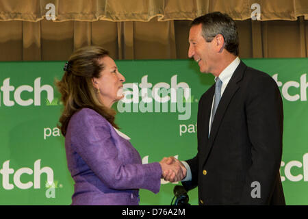 Elizabeth Colbert Busch le candidat démocrate pour le siège du Congrès ouvert avec candidat républicain Gov. Mark Sanford après leur débat à la Citadelle Le 29 avril 2013 à Charleston, Caroline du Sud. Banque D'Images