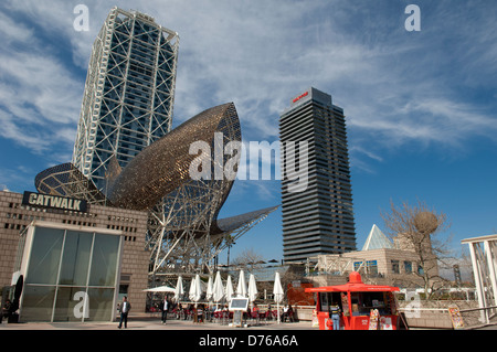 La sculpture moderne et le bâtiment par le Port Olympique, Barcelone Banque D'Images