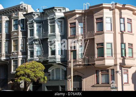 North Beach architecture victorienne San Francisco // SAN FRANCISCO — des maisons en rangée distinctives bordent une rue dans le quartier de North Beach. North Beach, historiquement connu sous le nom de quartier italien de San Francisco, s'est développé comme une importante zone de peuplement d'immigrants à la fin du XIXe siècle et au début du XXe siècle. Le quartier se caractérise par sa collection dense d'architecture résidentielle victorienne et édouardienne, dont une grande partie a été reconstruite après le tremblement de terre et l'incendie de 1906. North Beach est adjacent à Telegraph Hill et est délimité par le quartier financier au sud et Fisherman's Wharf Banque D'Images