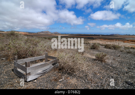 Ancienne en bois abandonné fort dans le désert , à Lanzarote, ESPAGNE Banque D'Images