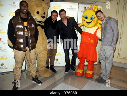 Simon Webbe, Antony Costa, Duncan James, Lee Ryan, de l'Alfred Demander Bleu Fête de lancement en association avec des rayons de soleil Banque D'Images