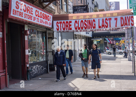 Un magasin d'éclairage se retire des affaires sur le Bowery à New York Banque D'Images