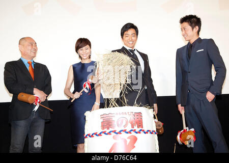 Masato Ibu, Nanako Matsushima, Takao Osawa et Tatsuya Fujiwara, Apr 27, 2013 : Tokyo, Japon - (G à D) Takashi Miike, Masato Ibu, Nanako Matsushima, Takao Osawa, Tatsuya Fujiwara et Kento Nagayama, acteurs de bouclier de paille" (Ware No Tate) marteler ouvrir le tonneau de sake pour bonne chance au talk show, de parler de la nomination du film au Festival de Cannes 2013 en France. (Photo de Rodrigo Reyes Marin/AFLO) Banque D'Images