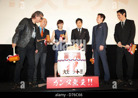 Takashi Miike, Masato Ibu, Nanako Matsushima, Takao Osawa, Tatsuya Fujiwara et Kento Nagayama, Apr 27, 2013 : Tokyo, Japon - (G à D) Takashi Miike, Masato Ibu, Nanako Matsushima, Takao Osawa, Tatsuya Fujiwara et Kento Nagayama, acteurs de bouclier de paille" (Ware No Tate) marteler ouvrir le tonneau de sake pour bonne chance au talk show, de parler de la nomination du film au Festival de Cannes 2013 en France. (Photo de Rodrigo Reyes Marin/AFLO) Banque D'Images