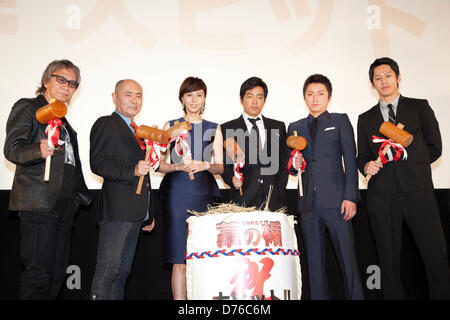 Takashi Miike, Masato Ibu, Nanako Matsushima, Takao Osawa, Tatsuya Fujiwara et Kento Nagayama, Apr 27, 2013 : Tokyo, Japon - (G à D) Takashi Miike, Masato Ibu, Nanako Matsushima, Takao Osawa, Tatsuya Fujiwara et Kento Nagayama, acteurs de bouclier de paille" (Ware No Tate) marteler ouvrir le tonneau de sake pour bonne chance au talk show, de parler de la nomination du film au Festival de Cannes 2013 en France. (Photo de Rodrigo Reyes Marin/AFLO) Banque D'Images