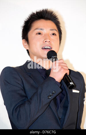 Tatsuya Fujiwara, Apr 27, 2013 : Tokyo, Japon - Japonais Fujiwara ActorTatsuya s'affiche dans le talk show de bouclier de paille" (Ware No Tate), pour parler de la nomination du film au Festival de Cannes 2013 en France. (Photo de Rodrigo Reyes Marin/AFLO) Banque D'Images